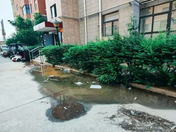 社区：地下管道漏水令人愁 社区及时协调解民忧