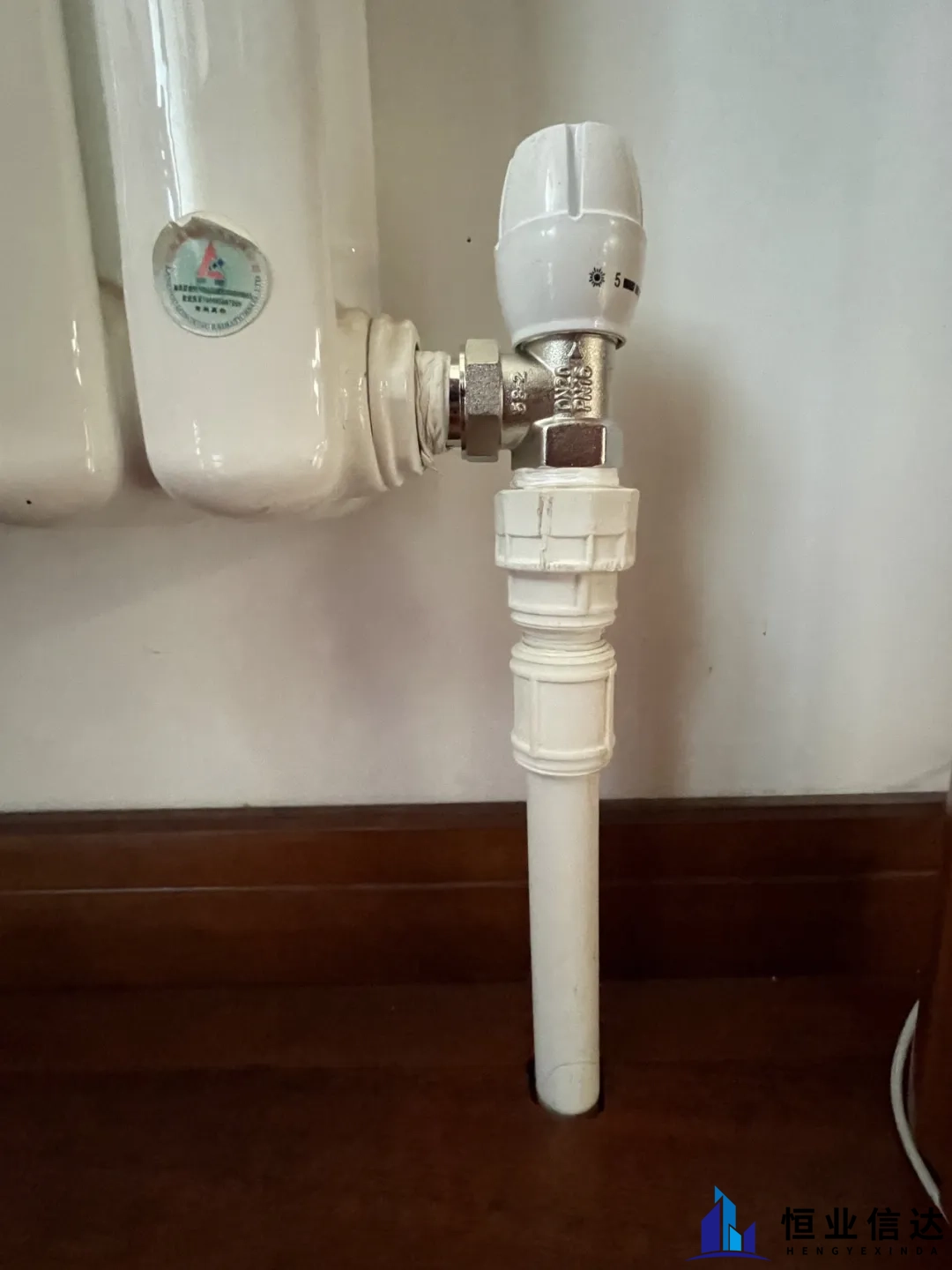 我家的暖气漏水了：暖气片上的这个阀门千万不要随便拧！