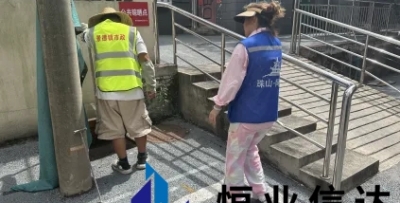 洪家山社区迅速行动解决供销社宿舍排污管道漏水问题