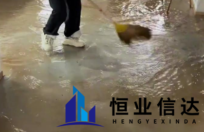 【供热那些事儿】出现家中暖气片爆裂、漏水的情况，我们应该做哪些应急措施,避免造成财产损失?