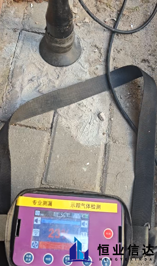 单元门口漏水 “顽疾” 终解决！精准定位让居民再无出行烦恼【视频】