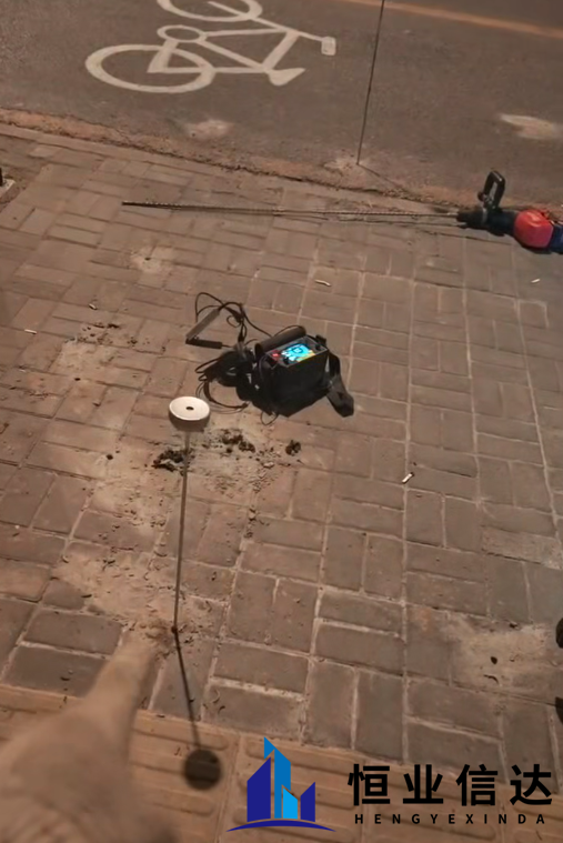 深夜北京街头的精准测漏水！信达漏水检测团队成功定位暗埋管道漏点